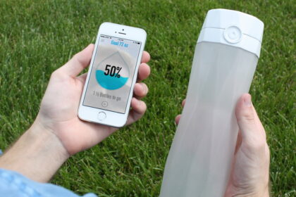 whitebottleandgrass e1435351014357 قارورة (HidrateMe) الذكية تتبع معدل احتياج الجسم للماء مجلة نقطة العلمية