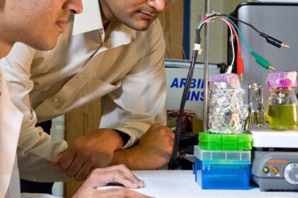 1c7351787 130513 technology plantpower.nbcnews ux 2880 1000 e1440659532705 العلماء يحصدون الكهرباء من الأشجار مجلة نقطة العلمية