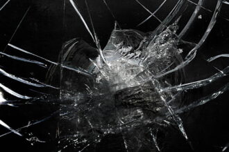 Cracked Screen e1438952935644 الحرب ضد انكسار شاشة الهاتف: شاشة تصلح نفسها قريباً مجلة نقطة العلمية