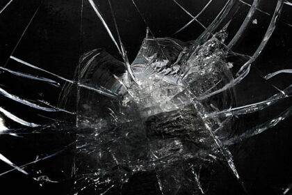 Cracked Screen e1438952935644 الحرب ضد انكسار شاشة الهاتف: شاشة تصلح نفسها قريباً مجلة نقطة العلمية