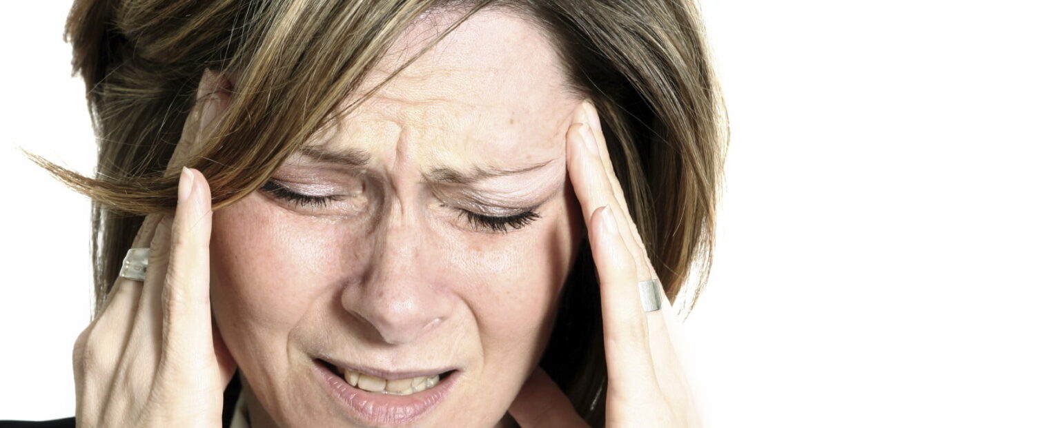 Headache e1441099715602 8 علاجات منزلية للتخفيف من الصداع مجلة نقطة العلمية