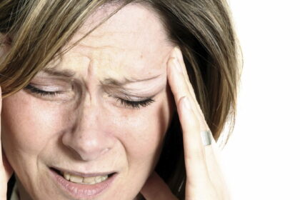 Headache e1441099715602 8 علاجات منزلية للتخفيف من الصداع مجلة نقطة العلمية