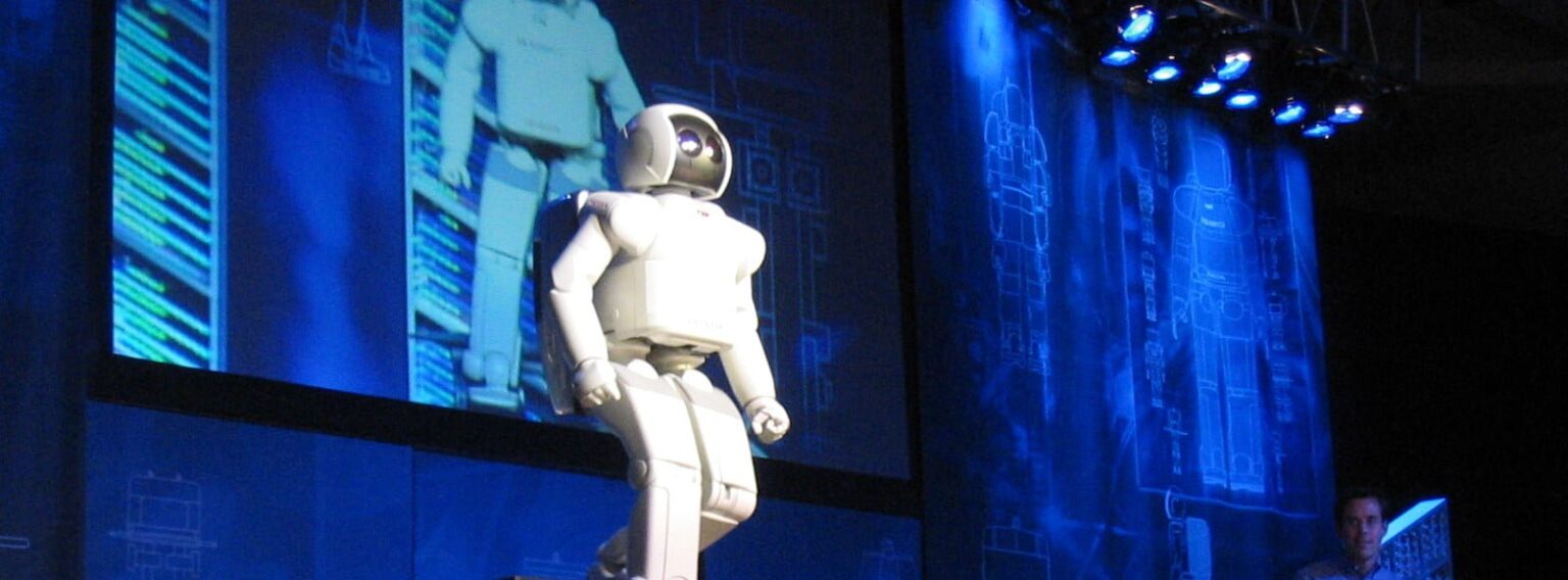 Honda ASIMO Walking Stairs e1440052251140 ماذا ستكون ردة فعل البشر إذا تمت شخصنة الذكاء الاصطناعي؟ مجلة نقطة العلمية