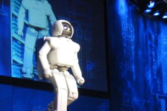 Honda ASIMO Walking Stairs e1440052251140 ماذا ستكون ردة فعل البشر إذا تمت شخصنة الذكاء الاصطناعي؟ مجلة نقطة العلمية