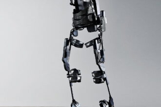 Robotic Exoskeleton e1439188327576 هيكل روبوتي يرتديه العمال العجائز لحمل الأشياء الثقيلة مجلة نقطة العلمية