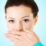 Sign of Bad Breath wearandcheer.com e1438755944294 ما الذي يسبب رائحة الفم الكريهة وكيف يمكن علاجها مجلة نقطة العلمية