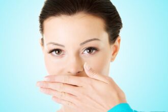 Sign of Bad Breath wearandcheer.com e1438755944294 ما الذي يسبب رائحة الفم الكريهة وكيف يمكن علاجها مجلة نقطة العلمية