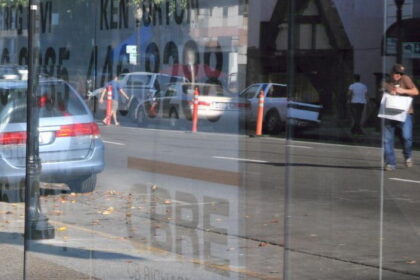 WindowReflection20081115 151330 Sacramento 7209BCX e1438938450222 جوجل تبتكر طريقة تزيل انعكاس صورتك على الزجاج من الصور مجلة نقطة العلمية