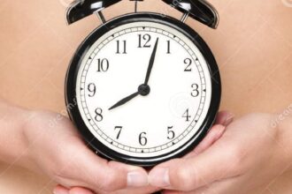 biological clock ticking woman holding watch front stomach pregnancy concept female hands 32331098 e1438848043367 أصل الساعات البيولوجية "بحث دقيق في تاريخ تطور الساعات البيولوجية" مجلة نقطة العلمية