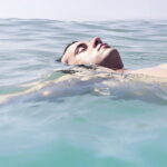 man sea relax swimming 163645 e1439447788246 تأثير الكلور الموجود في برك السباحة على حروق الشمس مجلة نقطة العلمية