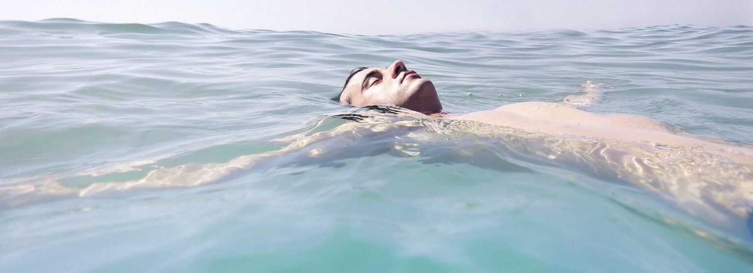 man sea relax swimming 163645 e1439447788246 تأثير الكلور الموجود في برك السباحة على حروق الشمس مجلة نقطة العلمية