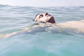 man sea relax swimming 163645 e1439447788246 تأثير الكلور الموجود في برك السباحة على حروق الشمس مجلة نقطة العلمية
