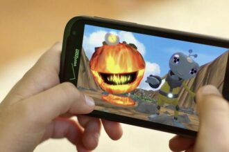 mobile gaming leading industry e1440053250960 لماذا لا يمكننا التوقف عن لعب الألعاب على هواتفنا المحمولة مجلة نقطة العلمية