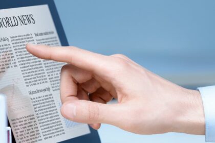 photodune 2473776 businessman using touch screen device m e1438752887201 كيف تعمل شاشات اللمس؟ مجلة نقطة العلمية