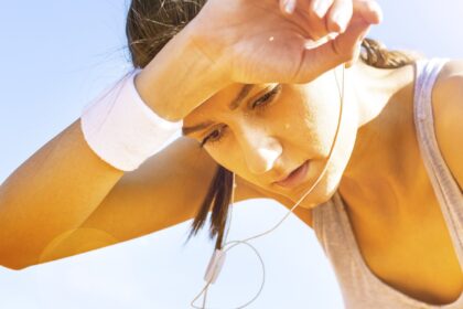 sweating 1 2716 1810 90 e1439662305300 رائحة عرقك تكشف الكثير عن شخصيتك ومشاعرك مجلة نقطة العلمية