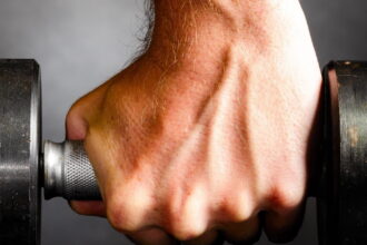 workout e1438953299953 التعضيل: لماذا تؤلمنا عضلاتنا بعد القيام بالتمارين الرياضية مجلة نقطة العلمية