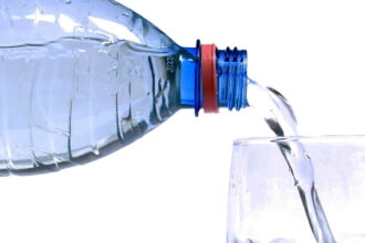 Drinking Water PET to glass e1444459345293 ابتكار مصري يحول مياه البحر إلى مياه شرب في دقائق مجلة نقطة العلمية