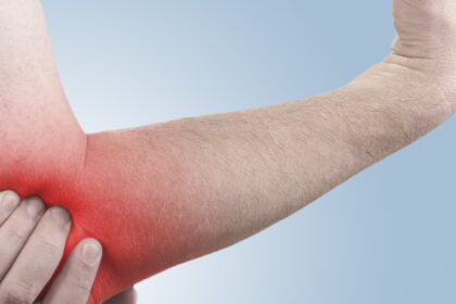 elbow pain e1444572200654 لماذا يتسبب صدم عظم المرفق بألم شديد؟ مجلة نقطة العلمية