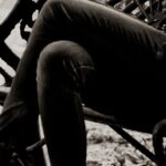 sitting legs crossed e1458559692308 هل وضع قدم فوق الأخرى مضر بالصحة؟ مجلة نقطة العلمية