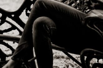 sitting legs crossed e1458559692308 هل وضع قدم فوق الأخرى مضر بالصحة؟ مجلة نقطة العلمية