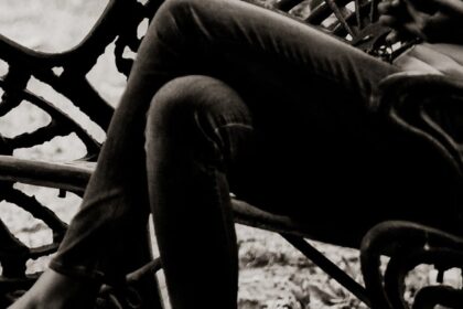 sitting legs crossed e1458559692308 هل وضع قدم فوق الأخرى مضر بالصحة؟ مجلة نقطة العلمية