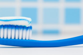 toothbrush toothpaste e1446406604504 هل نلقي بفرشاة الأسنان والمعجون في القمامة قريباً مع هذه المادة الجديدة؟ مجلة نقطة العلمية