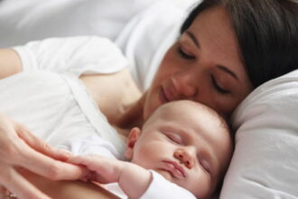Mother and Baby Sleeping e1451213375461 الفتيات اللواتي يلدن في الصيف يتمتعن بصحة أفضل مجلة نقطة العلمية