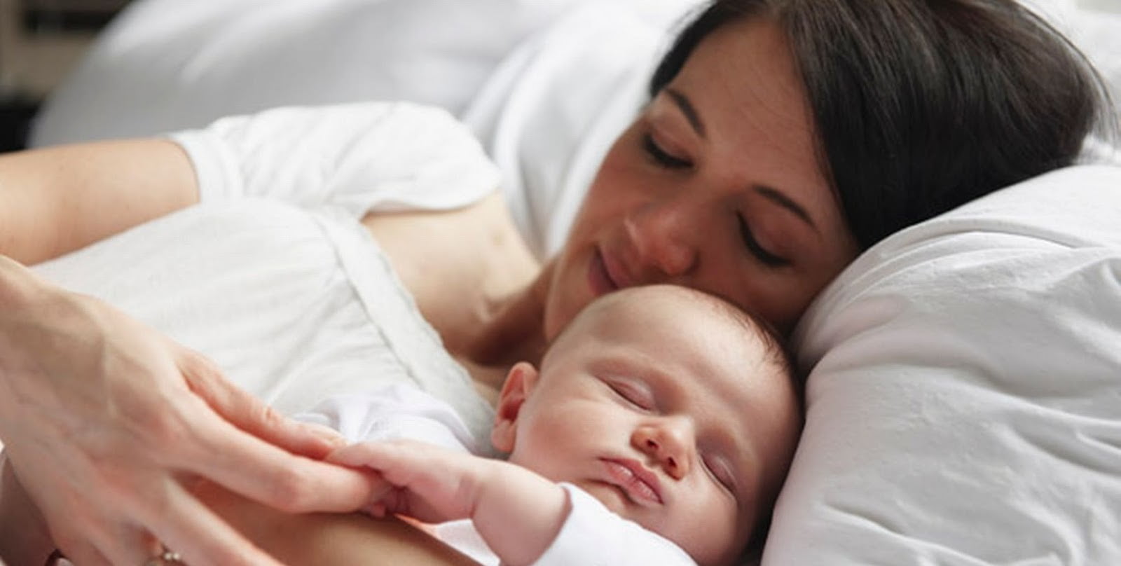 Mother And Baby Sleeping E1451213375461 مجلة نقطة العلمية