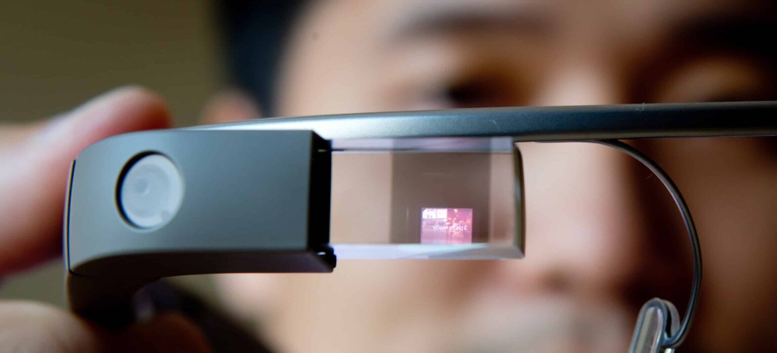 google glass 20130730 211996970 e1452335603806 أفضل 8 اختراعات قابلة للارتداء ظهرت العام الماضي مجلة نقطة العلمية