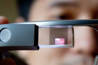 google glass 20130730 211996970 e1452335603806 أفضل 8 اختراعات قابلة للارتداء ظهرت العام الماضي مجلة نقطة العلمية