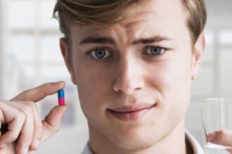landscape 1457960134 man taking pill حبوب منع حمل للرجال جاوزت المرحلة الأولى من الإختبارات مجلة نقطة العلمية