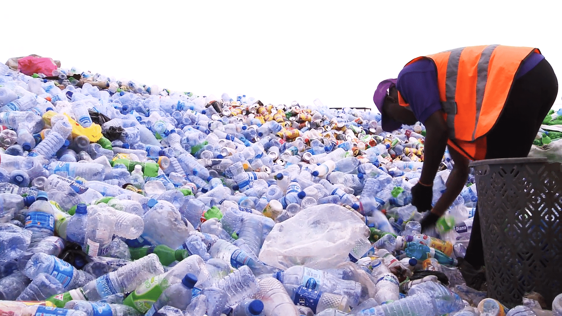 Recycling In Africa Employee Sorts Empty Bottles And Containers At Recycling Center 1080P Hd Lagos Nigeria Circa May 2014 4Kqbg8 A F0000 مجلة نقطة العلمية