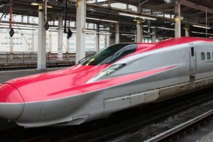 e6 shinkansen 1024x576 e1535536084533 ماذا تعرف عن أسرع قطار في العالم والأول من نوعه: القطار الطلقة مجلة نقطة العلمية