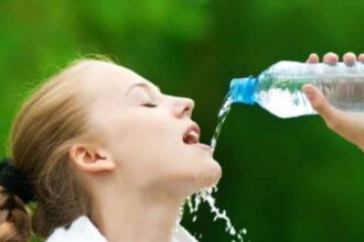 Womencantdrinkwater d504e0 6631489 e1537944527191 شرب المياه والإكثار من السوائل، بين المعلومة الموثوقة والخرافة مجلة نقطة العلمية
