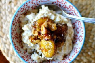 bananas foster oatmeal 011 e1537082869868 عشرة أطعمة غنية بالألياف يحبها طفلك وتجنبه الإمساك ومشاكل المعدة مجلة نقطة العلمية