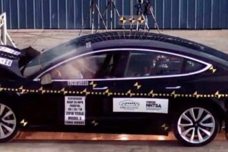 Model 3 crash test e1539519711948 اختبارات صارمة تظهر أن "Tesla Model 3" هي الأكثر أمانًا عند التعرض لحادث مجلة نقطة العلمية