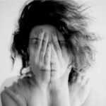 6 Mistakes We Make When Depressed or Having a Panic Attack e1543483548325 7 طرق جديدة لإدارة نوبات الهلع مجلة نقطة العلمية