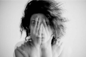 6 Mistakes We Make When Depressed or Having a Panic Attack e1543483548325 7 طرق جديدة لإدارة نوبات الهلع مجلة نقطة العلمية