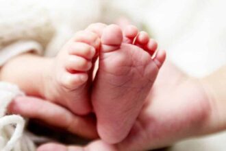 baby 2436661 1920 e1543593588683 وفقًا لدراسة جديدة مثيرة للجدل ... يمكن للآباء توريث حمض الميتوكوندريا النووي لأبنائهم!! مجلة نقطة العلمية