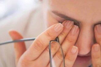 bigstock eye strain glasses tired 68342218 e1541659513700 إليك بعض النصائح للحفاظ على عينيك في صحة جيدة مجلة نقطة العلمية