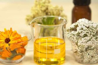 essential oil for skin e1541711600955 تحتوي الزيوت الطبيعية على كثير من الفوائد الجمالية! تعرفي عليها مجلة نقطة العلمية