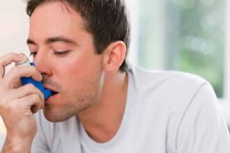 man using asthma inhaler e1543562593797 بعض الطرق الطبيعية لتخفيف أعراض الربو مجلة نقطة العلمية