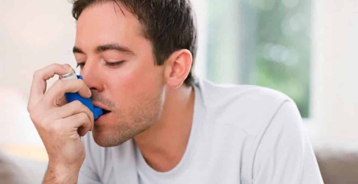 Man Using Asthma Inhaler E1543562593797 مجلة نقطة العلمية