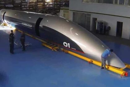 maxresdefault e1541439980473 أول كبسولة نقل ركاب فائقة السرعة في العالم مجلة نقطة العلمية