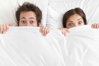 Men Women In Bed e1544470980444 5 أشياء عليك أن لا تفعلها بعد الجماع مجلة نقطة العلمية