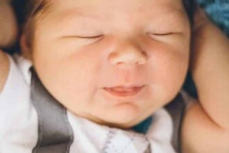 baby sleep myths 2160X1200 e1545219715568 بعض الأمور التي عليك إتباعها لضمان نوم آمن و هنيئ لطفلك مجلة نقطة العلمية