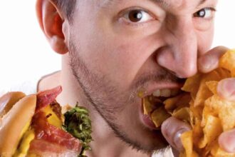 ultimate guide healthy weight loss binge eating e1546243586265 6 طرق بسيطة لوقف الإفراط في تناول الطعام مجلة نقطة العلمية