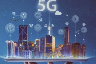 waiter hand holding an empty digital tablet with smart city and 5g picture id889321368 thumb1200 4 3 e1545814211932 ما هي تطبيقات تقنية 5G؟ مجلة نقطة العلمية