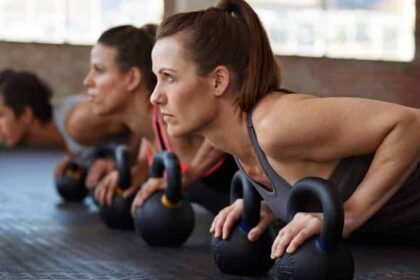 women kettlebells class e1544308169332 كيف يمكن للتمارين الرياضية أن تجعل ذاكرتنا نشطة؟ مجلة نقطة العلمية