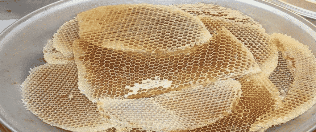 صورة توضح منتجات نحل العسل – شمع النحل. 